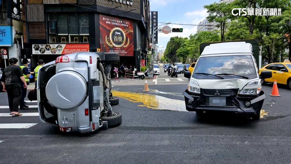完「蛋」了！　休旅車.蛋車擦撞　蛋液灑路面「快烤熟」