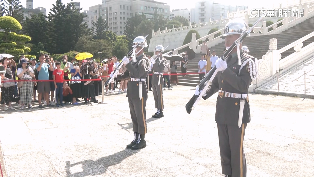 解嚴37週年！　國軍儀隊撤出蔣介石銅像大廳