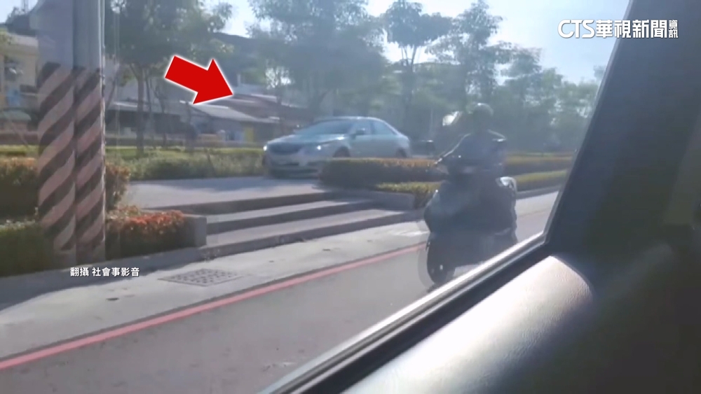 馬路還不夠你開？　汽車闖人行道　　警：最高罰1800