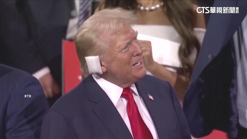 川普遇襲後首亮相　紗布包右耳未發表談話