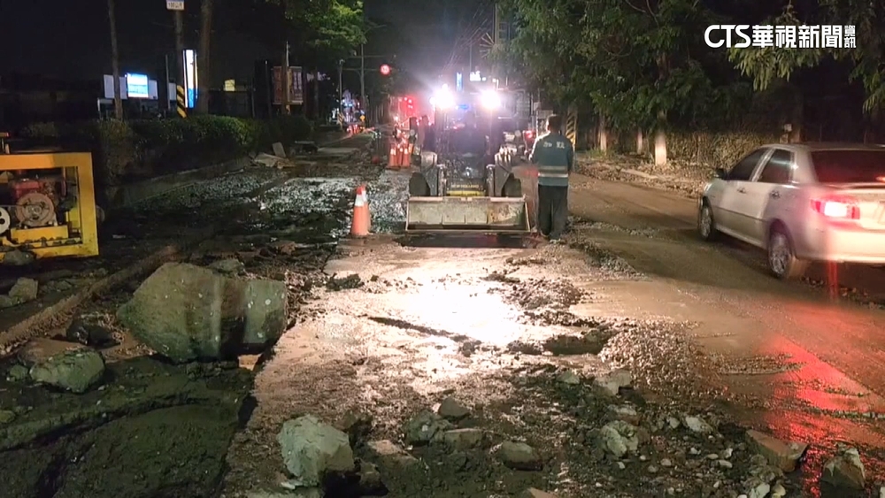 台水加壓試水爆管　馬路炸裂水柱狂噴一片泥濘