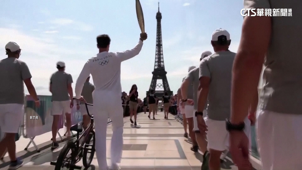 奧運聖火巴黎傳遞　行經紅磨坊.艾菲爾鐵塔
