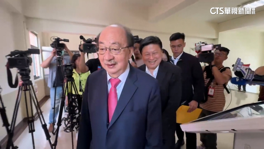 表決戰前王見王！巧遇柯建銘　傅崐萁：冤家路窄