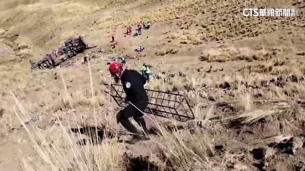 秘魯山區重大車禍　巴士翻落山坡23死13傷