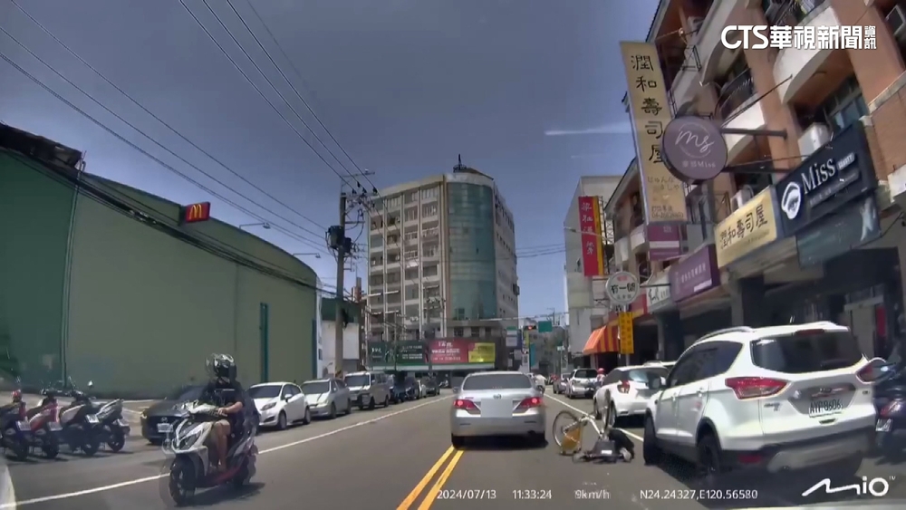 商圈併排違停　女騎腳踏車「鑽車縫」慘摔傷