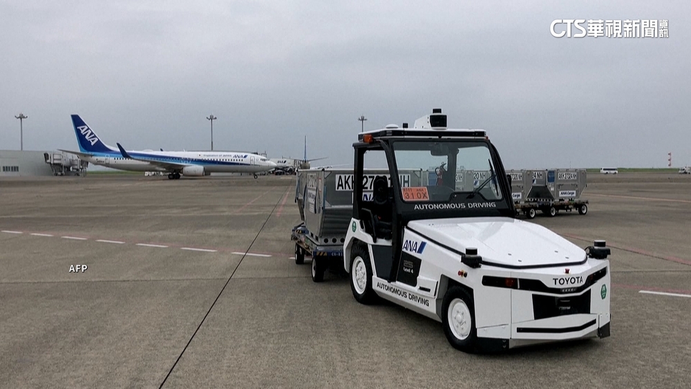 因應缺工.遊客增　東京羽田機場測試無人行李車