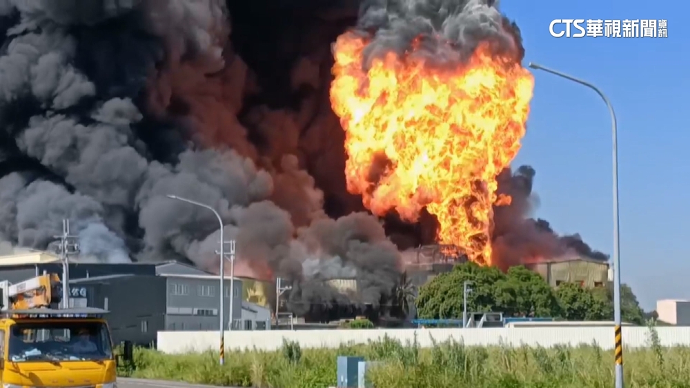 9千坪全面燃燒！台南工廠「炸出蕈狀雲」　火球驚竄天