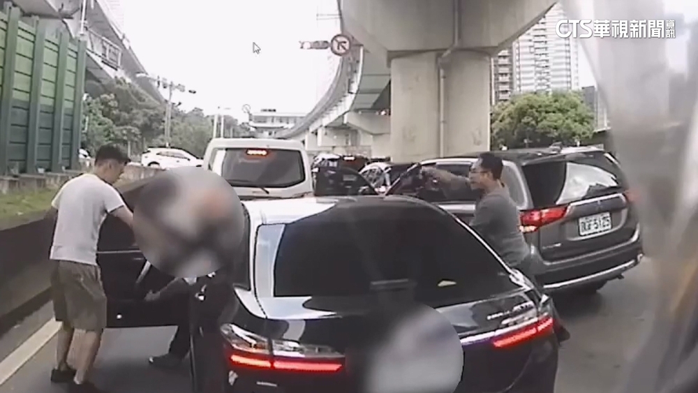 7旬翁遭詐4800萬！　兩嫌拒檢衝撞　警對空鳴3槍逮人