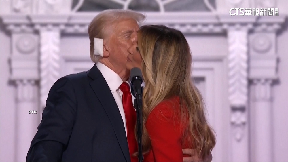 全代會川普全家齊上台　夫人擁吻川普展現好感情