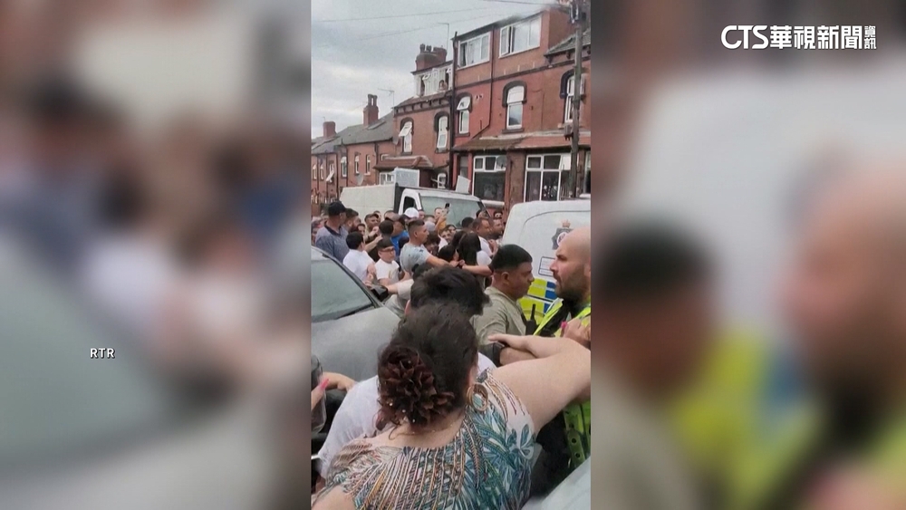 毀社區安寧！　英北部城暴動　警車被掀翻