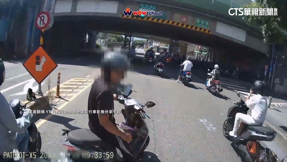 騎車為躲太陽急剎險撞　騎士遭諷「吸血鬼」怒飆罵