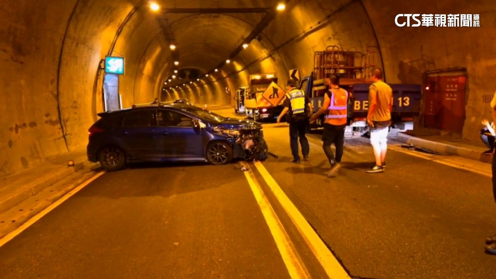 隧道內未注意路況追撞前車　施工人員被撞傷送醫
