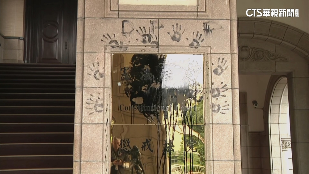 憲法法庭潑漆！累犯落網　曾闖北檢升旗.咬周玉蔻員工