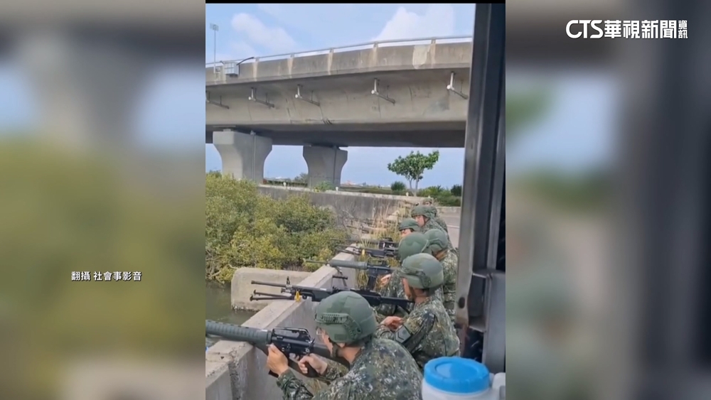 釣魚周遭都是阿兵哥　教召兵持槍野訓　民眾：好特別