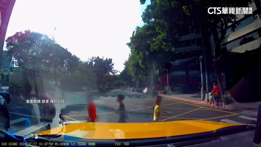 見群童衝出斑馬線按喇叭提醒　駕駛竟遭嗆「快滾」