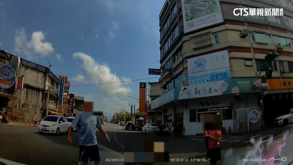 嬤闖紅燈遭撞飛　2孫衝上前關心險遭波及