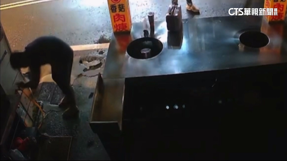 城隍遶境亂象！濫用店家水資源　不知管制逆向險撞