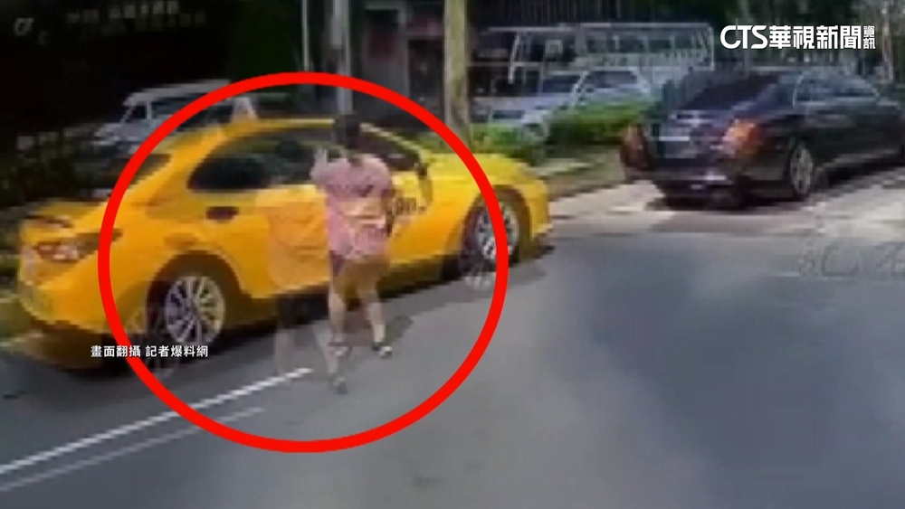 違規！婦橫跨3線道搶搭小黃　險遭直行車衝撞