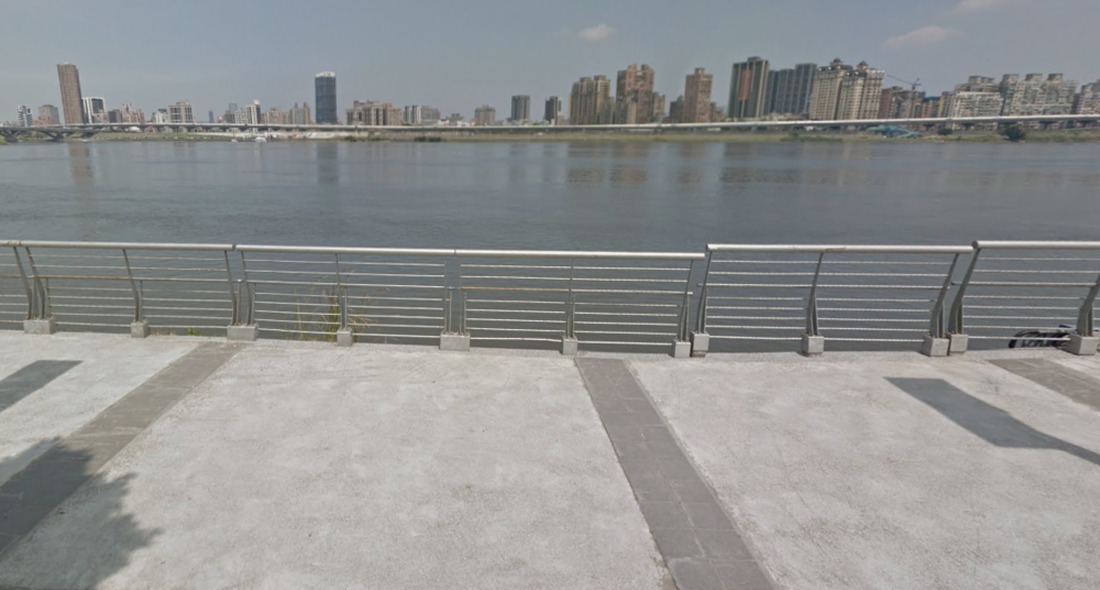 大稻埕河畔圍欄出現簡體字！　議員轟：台北市已成為中國一省了嗎？