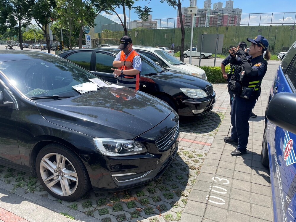屏東監理站會同屏東縣警局執行註銷號牌收繳。圖／屏東監理站提供