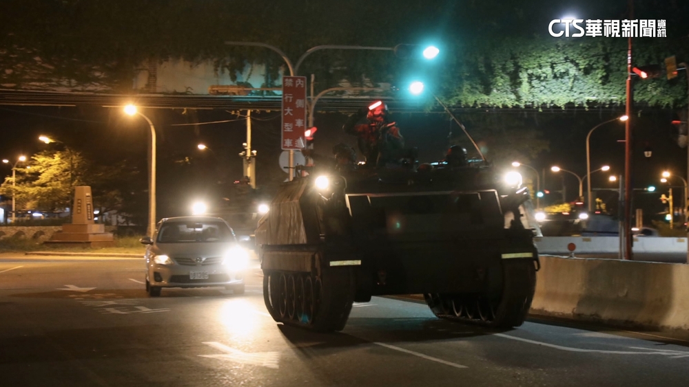 花防部執行夜間機動訓練　出動偵搜車.運輸車