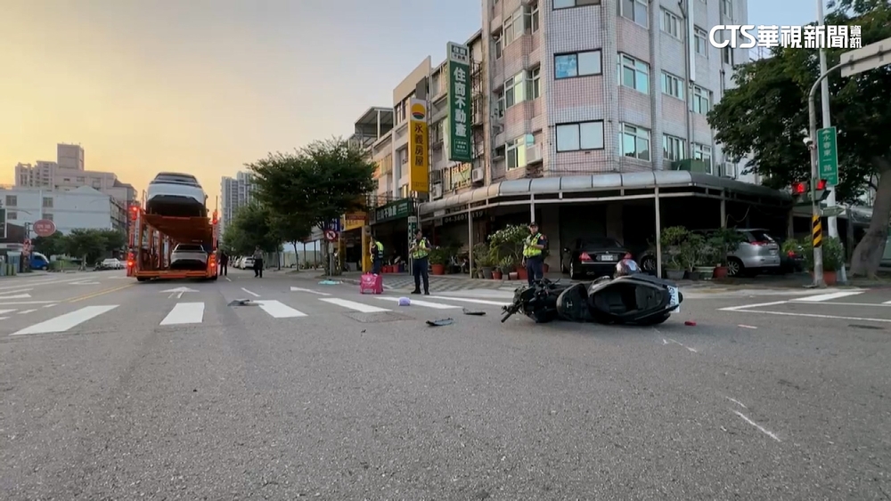 騎機車衝撞拖板車　外送員失去生命跡象