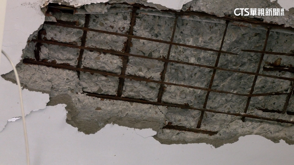 危機四伏！　教室老舊缺經費　鋼筋裸露泥塊崩落