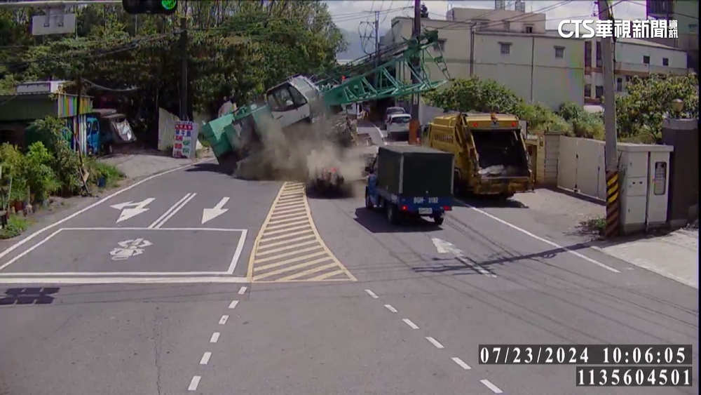 過彎出事！吊車沒固定好滑落　吊臂狠砸垃圾車