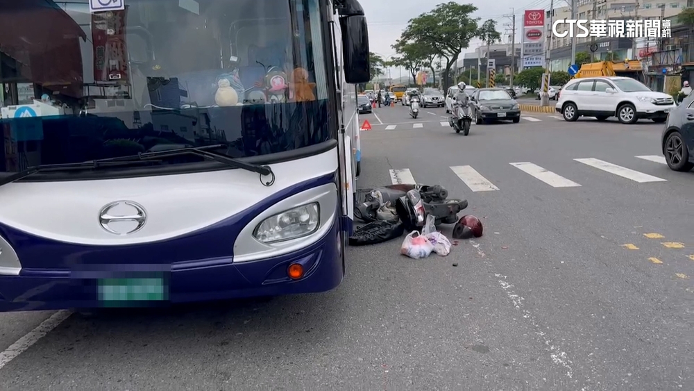 離奇車禍！　疑聯結車風切夾殺　騎士右偏撞公車