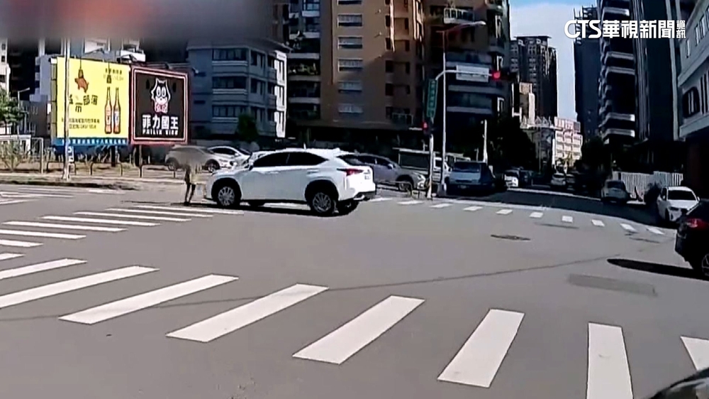 女無視紅燈硬闖挨撞　衰駕駛恐吞罰3.6萬
