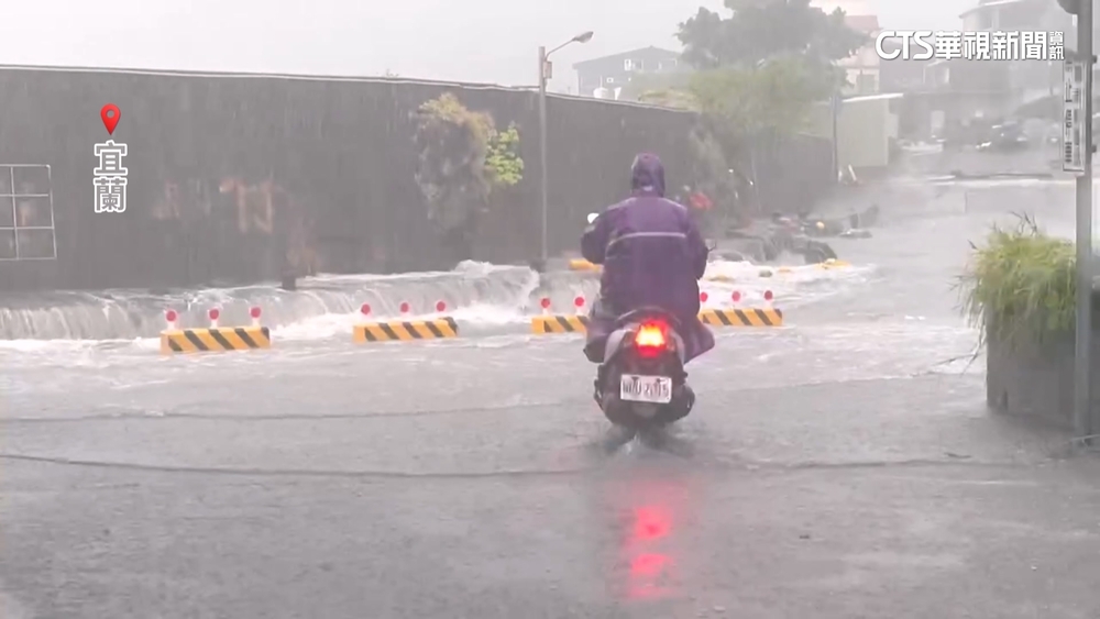凱米直撲「風雨搖滾區」　宜蘭大溪巨浪險捲騎士