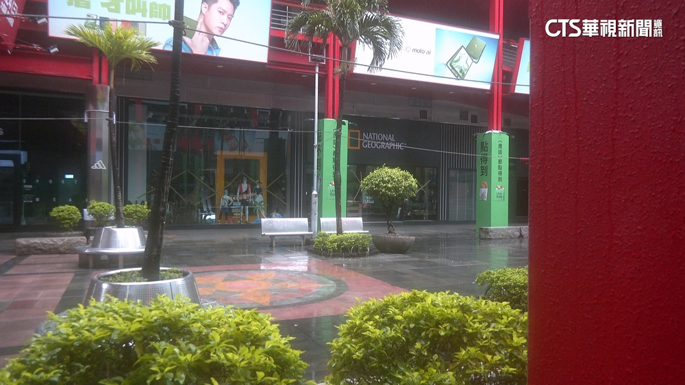 颱風假南北兩樣情 台北百貨不營業 高雄塞滿人