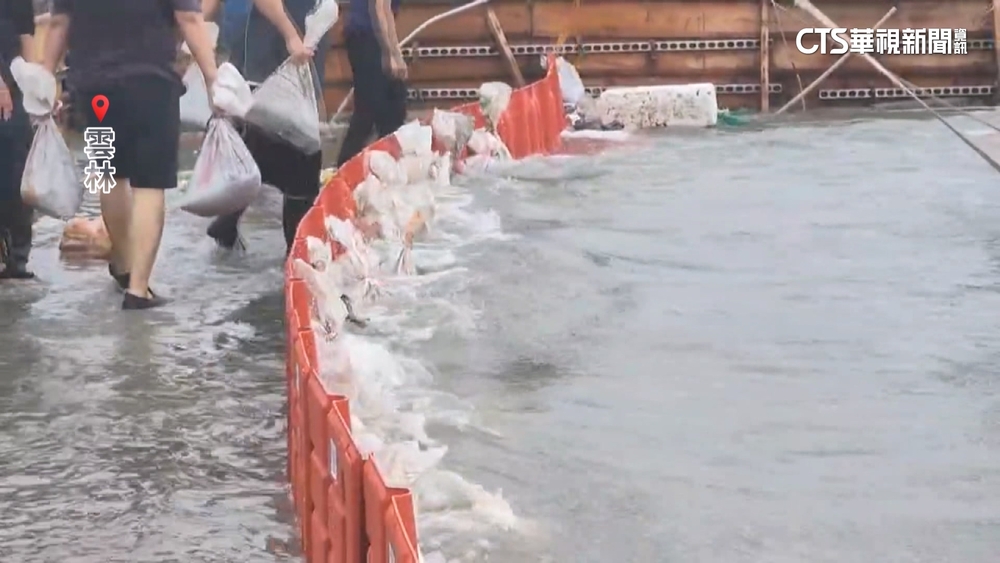 颱風適逢大潮！　雲林箔子寮淹大水　急搬擋水板防災