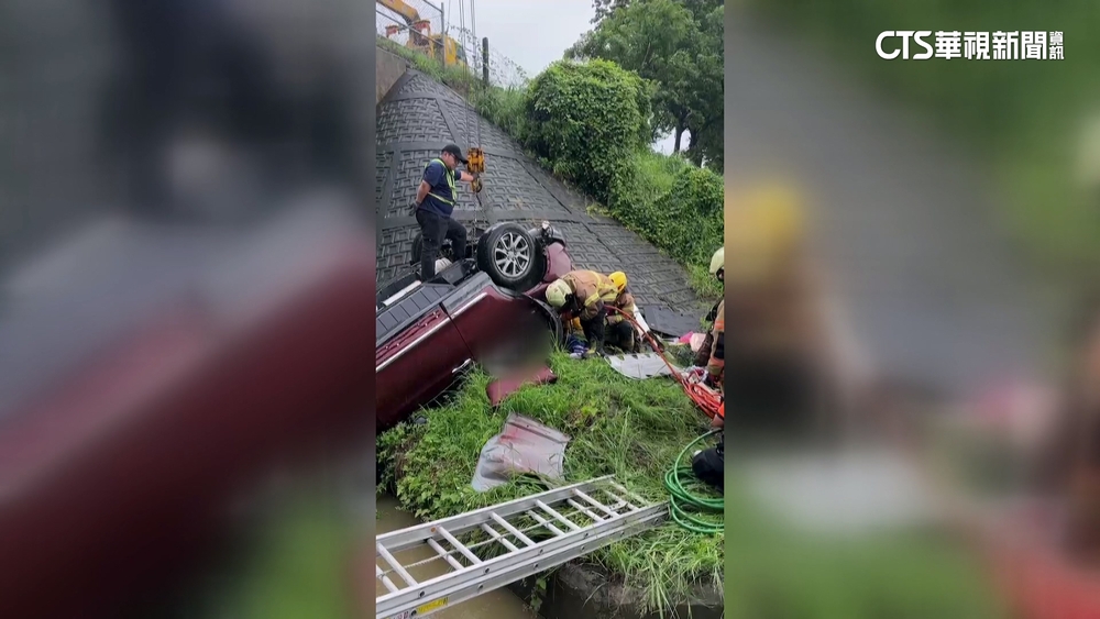 疑側風打滑！台南轎車國道失控墜3米涵洞　2人受困