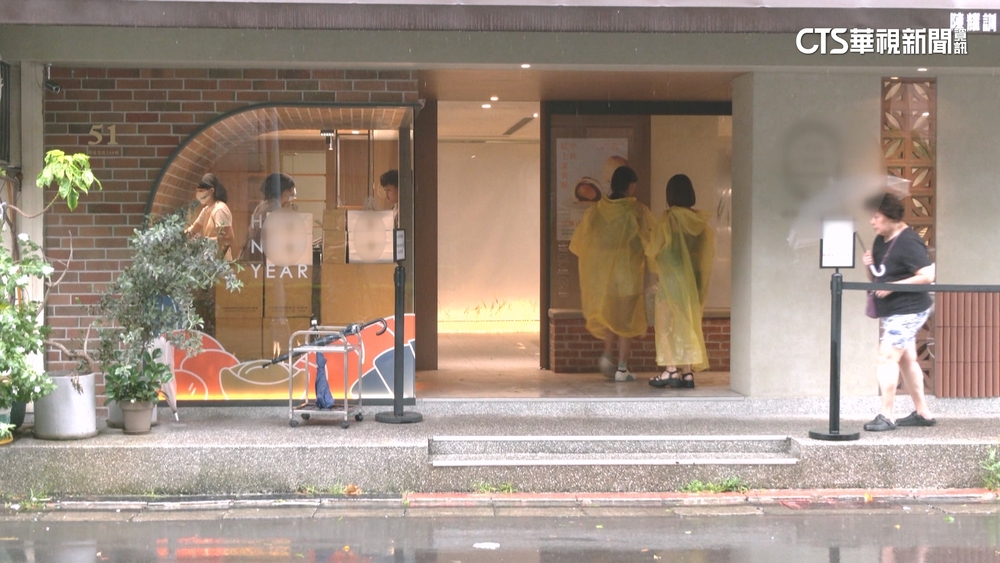 蛋黃酥名店民眾颱風天排隊取貨　店家：僅保留至隔天