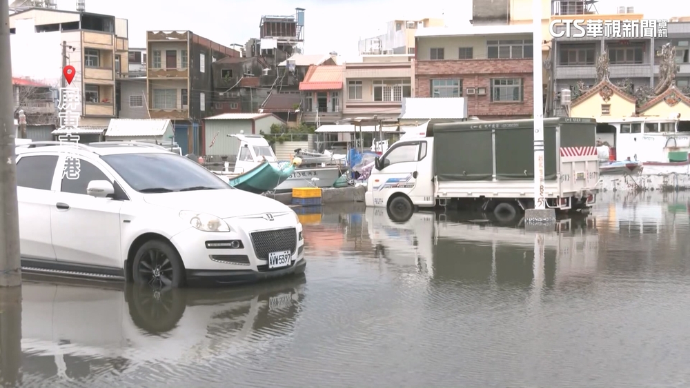 「年度大潮」遇颱風　旗津.東港海水倒灌淹馬路