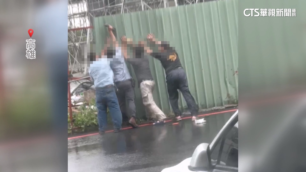 強颱凱米發威！　高雄2民眾遭吹飛鐵皮重壓倒地