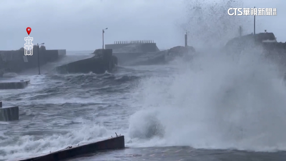 宜蘭浪打路邊騎士嚇　漁民綁緊纜繩停航防颱