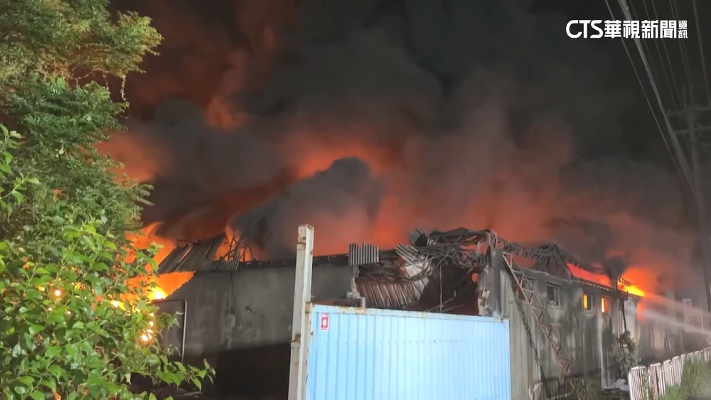 颱風夜不平靜！　台中神岡塑膠工廠陷火海