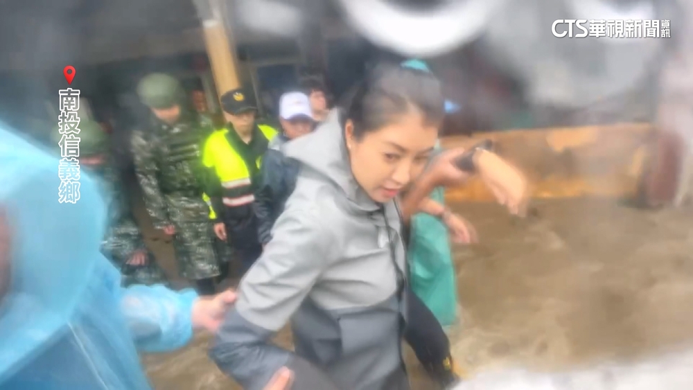 土石流衝擊信義明德村　縣長許淑華險被沖倒