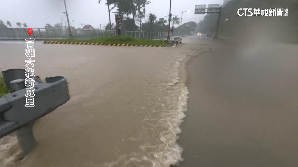 凱米發威！　高雄六龜多處泥流　道路淹水險象環生