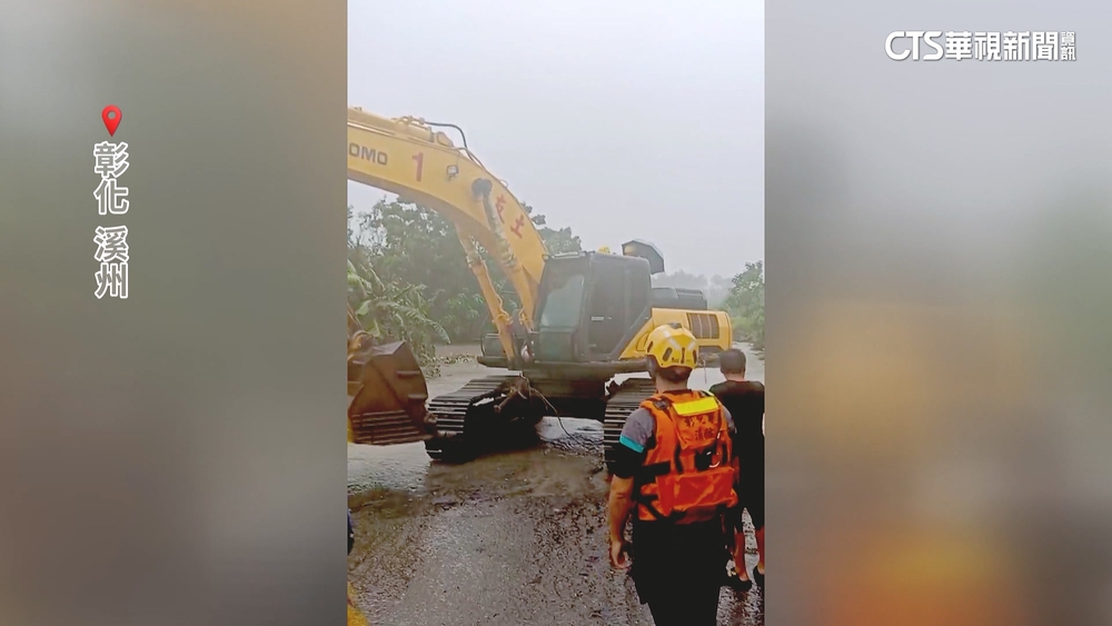 濁水溪暴漲2工人困沙洲　大型怪手成功救援！