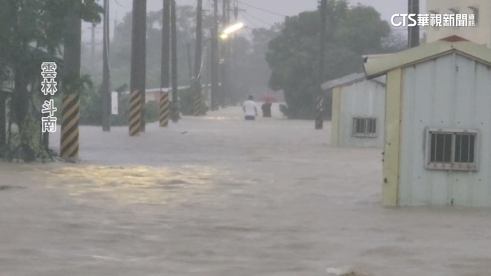 斗南水淹及胸　消防急開橡皮艇救受困工廠人員