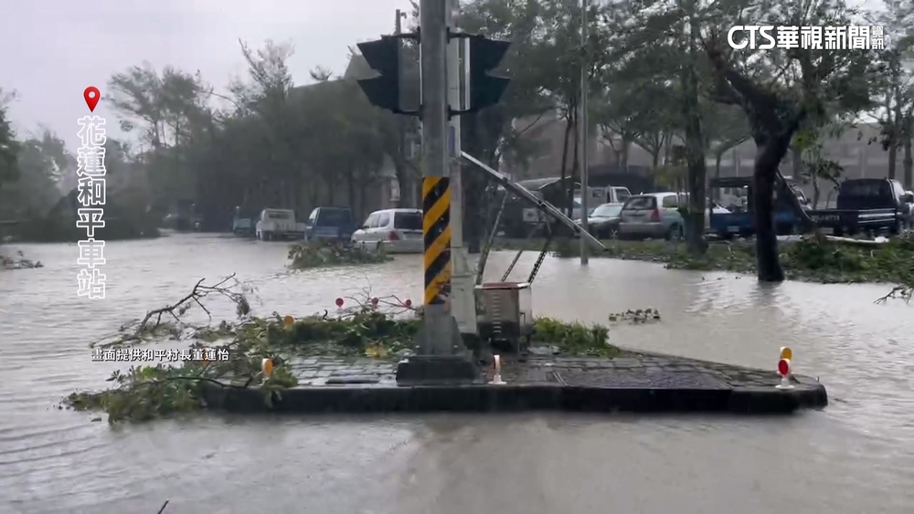 瞬間大雨.排水不良　花蓮和平車站外.水快淹過車輪
