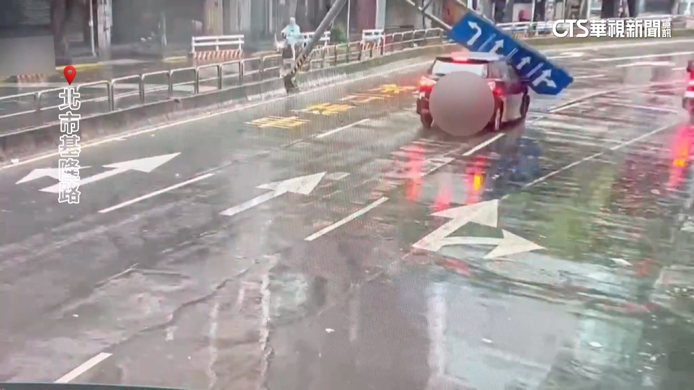 疑天雨打滑！　貨車撞倒標誌桿　再砸行經計程車