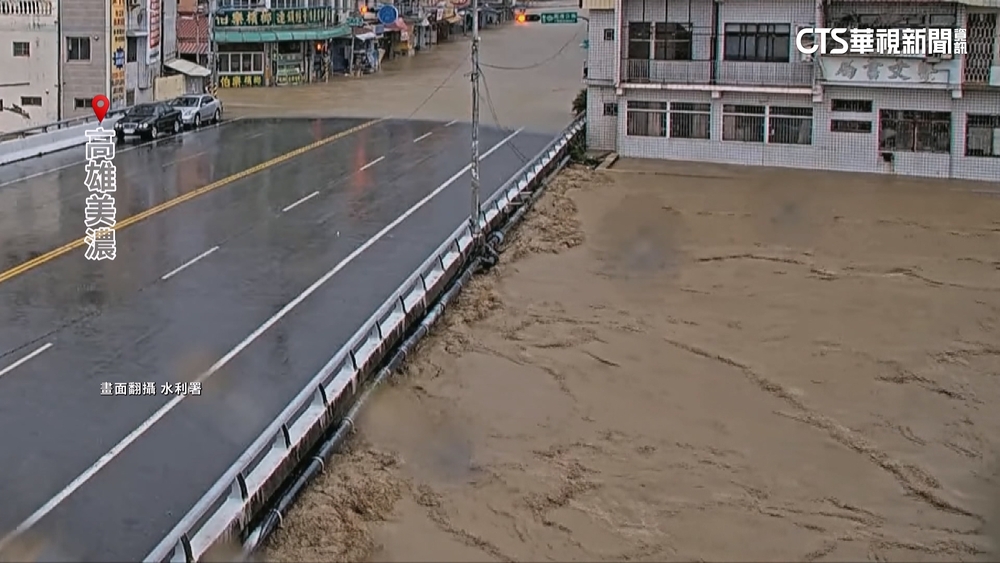 高雄美濃水淹及腰　美濃溪水位逼近橋面成孤島