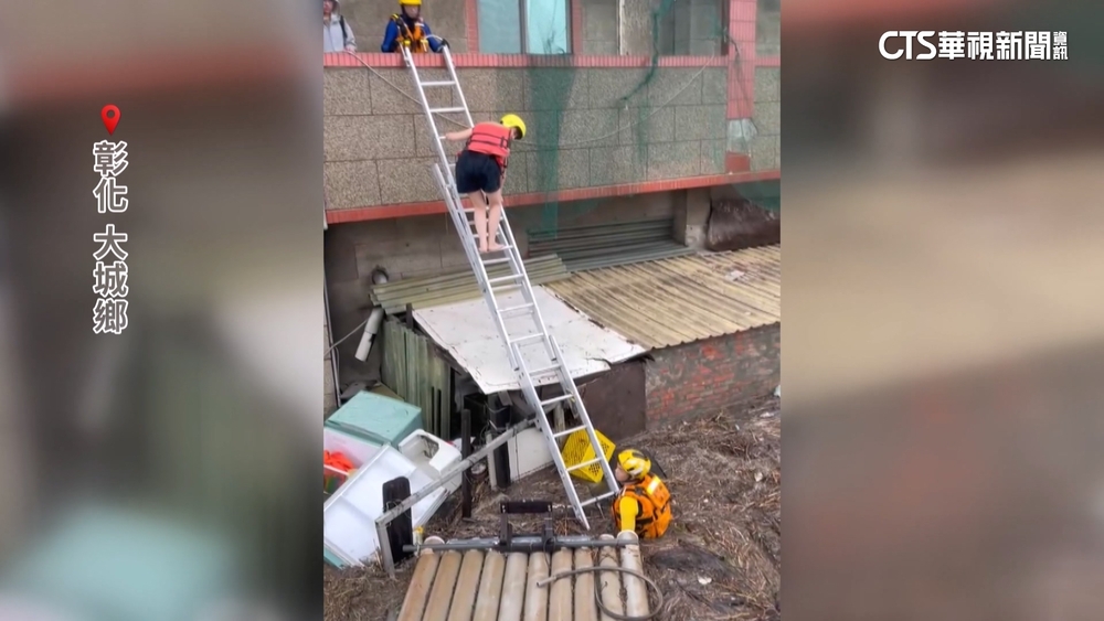豪雨襲！　彰化大城水淹1樓高　警消架梯救出2受困民眾