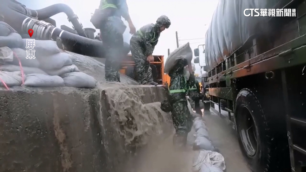 凱米颱風尾狂掃！　國軍救災揹長者撤往安置所