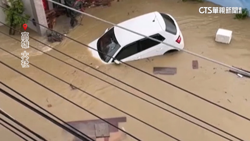 暴雨狂炸路成汪洋！　高雄大社轎車沿路飄