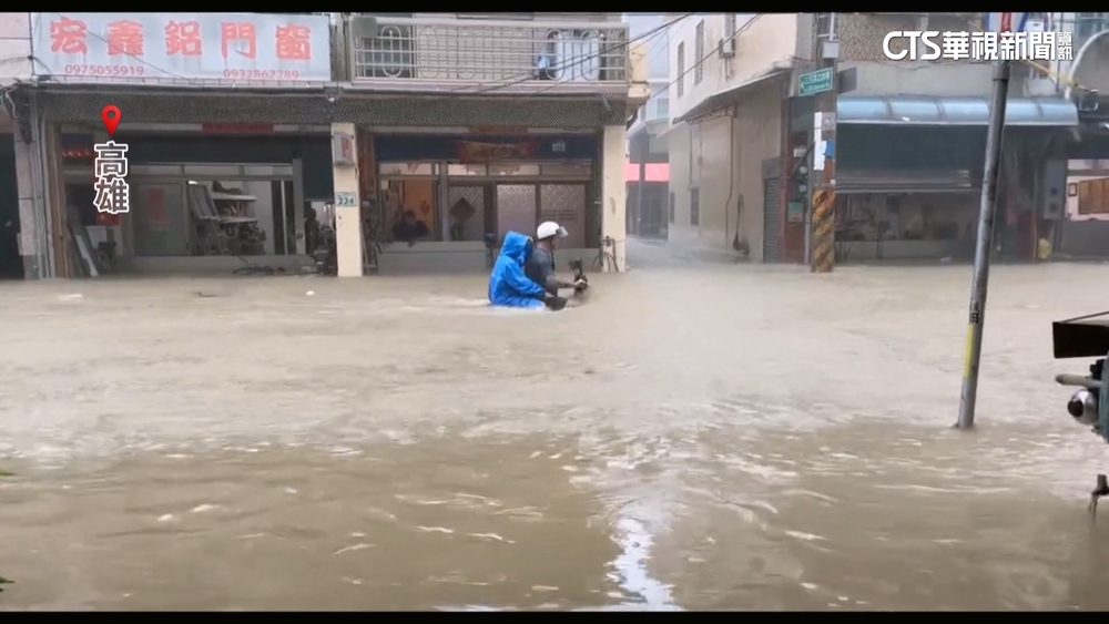 凱米颱風尾狂掃！　高雄大社驚見「水上機車」雙載